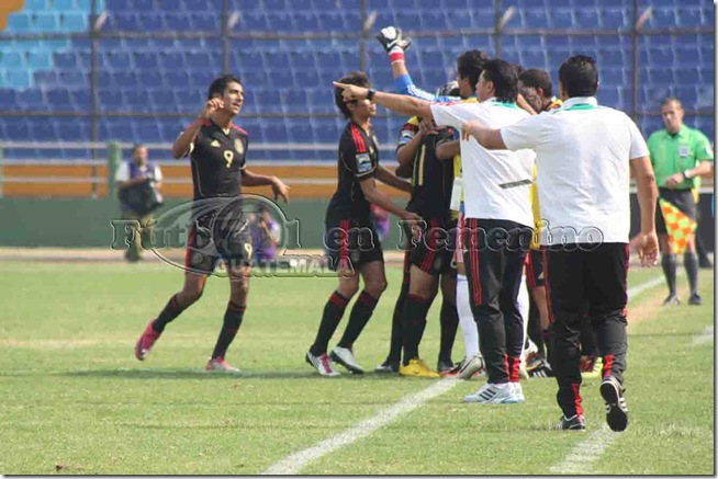 festejo del equipo azteca