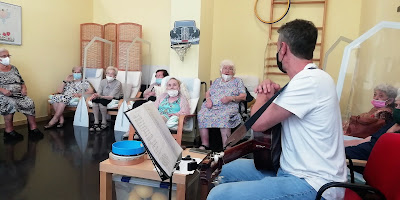 Sessió de musicoteràpia a l'Aviparc