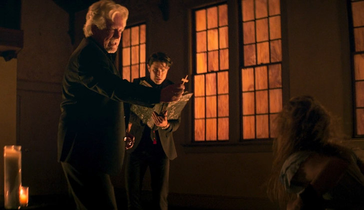 Michael (Bruce Davison) e John (Matt Dallas) iniciam um exorcismo no filme 'Along Came the Devil'