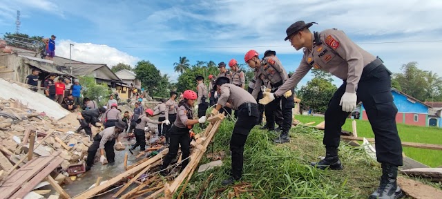Personil Satuan Samapta Polres Sukabumi, Evakuasi Puing Reruntuhan Rumah Akibat Gempa di Cianjur 