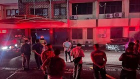 Petugas Pemadam Kebakaran Selesai Keluarkan Asap di Ruang Badan Intelijen dan Keamanan Polri di Jalan Trunojoyo