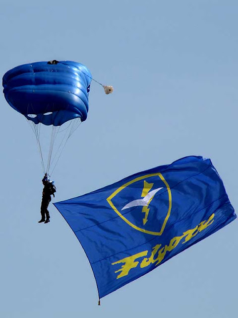 Parachutists, piazza della Repubblica, Livorno