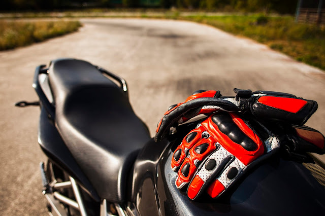 Motorcycle gloves