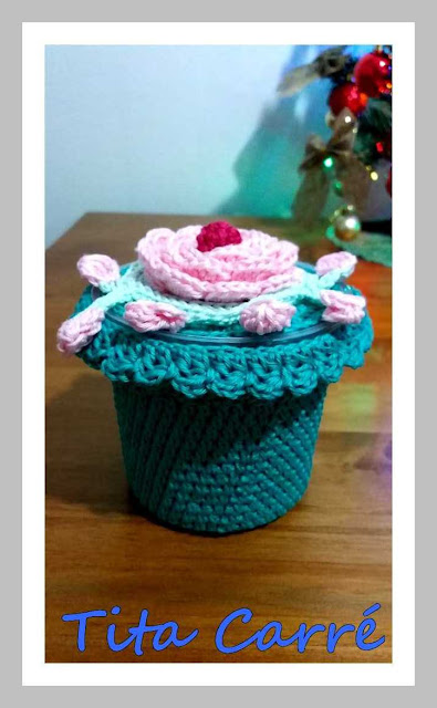 Pote decorado com rosas em  crochet