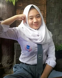 Siswi SMA Cantik Berjilbab