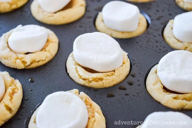 marshmallows on cookie cups