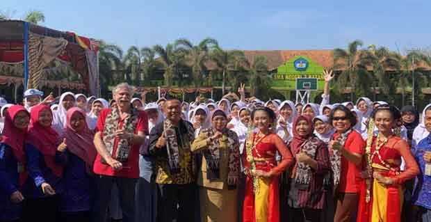 PJ Bupati Apresiasi Kerjasama Internasional SMAN 2 Batang Dengan Kehadiran Guru Asing