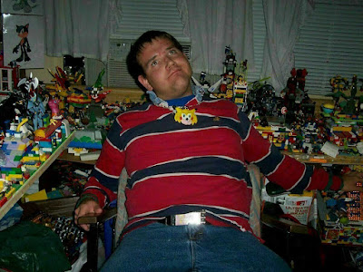 Foto de Chris-Chan en su habitación, rodeado de legos y otros juguetes