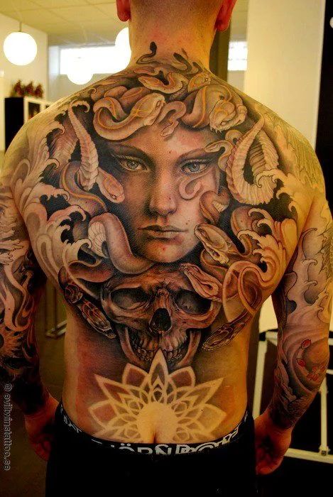 espectacular tatuaje e la espalda en 3d