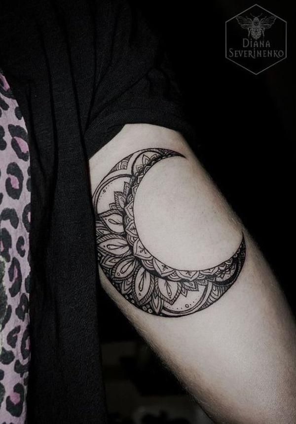 Uma lua crescente é adornada com padrões, muitas vezes visto em uma mandala em preto e cinza tatuagem prestados em que o portador da parte superior do braço.