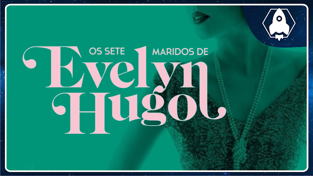 Imagem retangular com uma montagem de elementos. Sobreposto sobre uma imagem do céu estrelado em tons de azul, um retângulo com bordas brancas contém: um recorte da capa do livro Os Sete Maridos de Evelyn Hugo, mostrando uma figura feminina  em um vestido de festa e colar de perolas. A imagem usa um filtro verde que impede de perceber maiores detalhes.