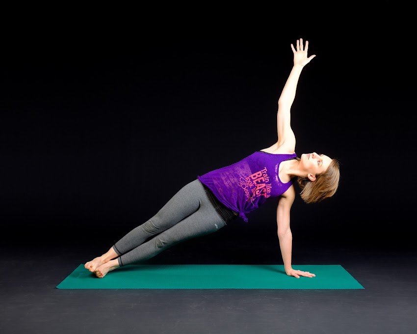 Fortalece tu cuerpo con el desafiante Pilates Side Plank de brazos extendidos.