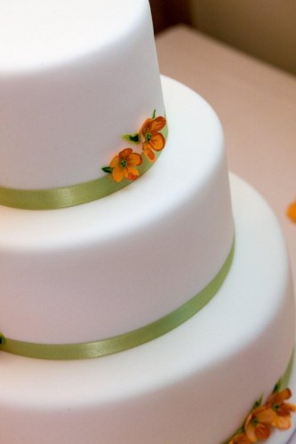 white and turquoise rose wedding cakes