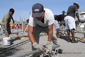 Obreros trabajan, durante los preparativos para la visita del Papa Francisco, en la Plaza de la Revolución, en La Habana, Cuba, el 24 de agosto de 2015.