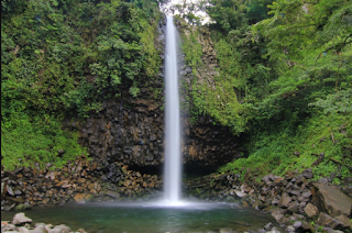 males megawe - Air Terjun Lembah Anai menjadi salah satu primadona wisata di Sumatera Barat. Lokasinya yang strategis, berada di tepi jalan utama Padang-Bukittinggi menjadikan air terjun ini destinasi wajib bila melintas di jalan ini.