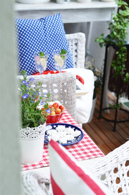 balkon meble wiklinowe piękny balkon drewniana podłoga na balkonie dodatki na balkon