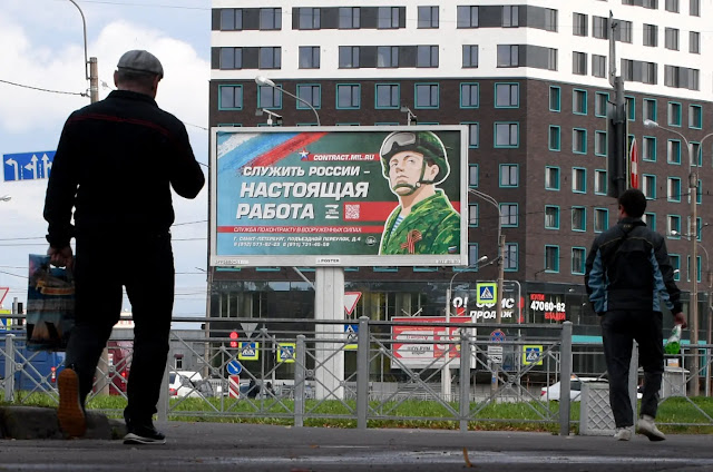 Un cartel de reclutamiento militar en San Petersburgo, Rusia, el martes. Credito por Olga Maltseva/Agence France-Presse - Getty Images.
