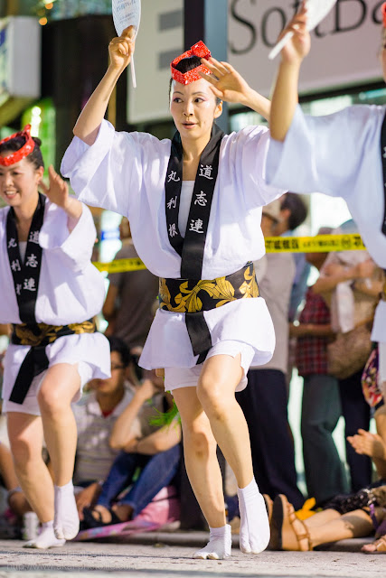 三鷹阿波踊り 道志連の女性の男踊り うちわ