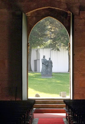 estátua de dois reis abraçados vista de dentro de uma igreja