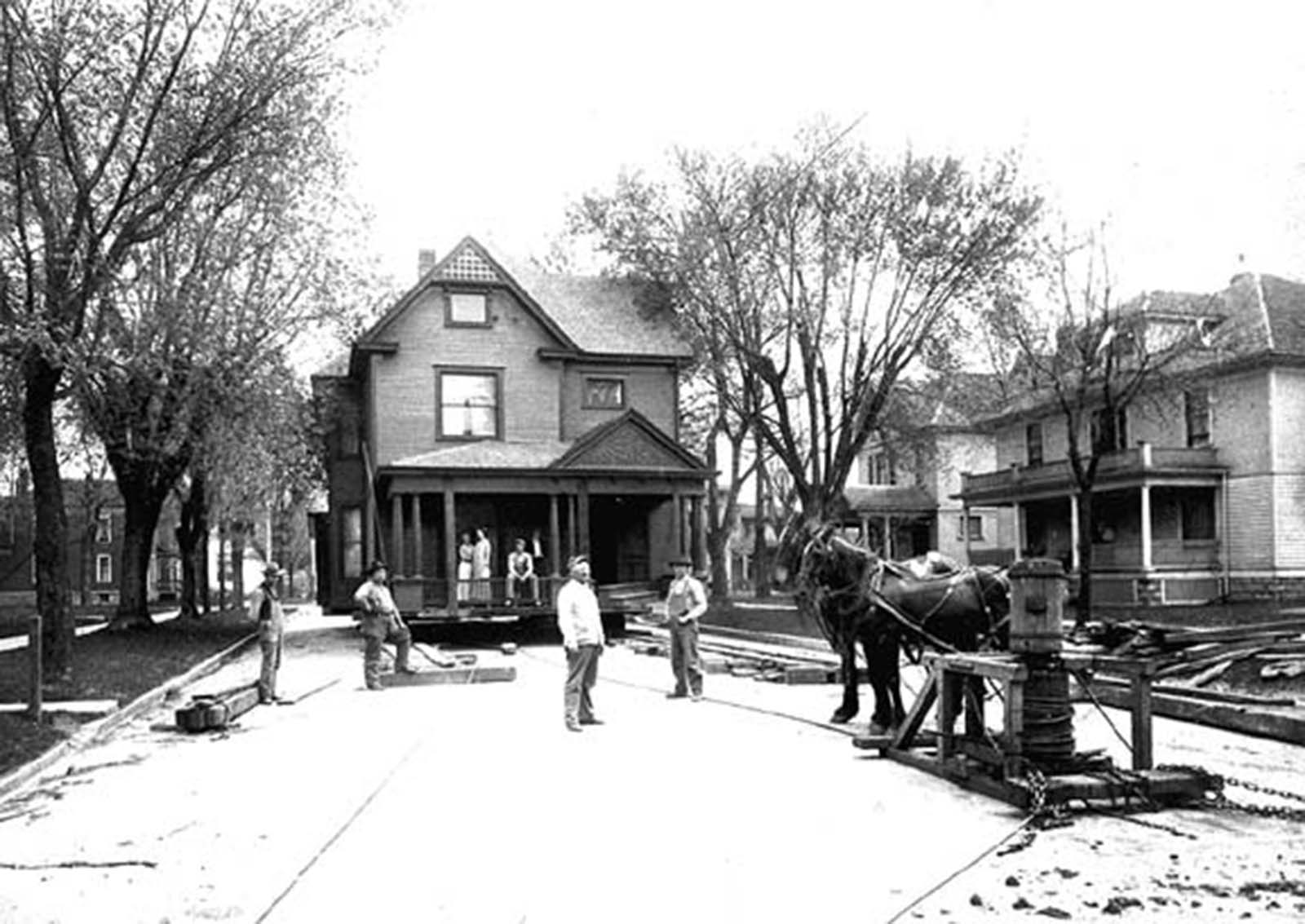 The 1900 house. Здания США 19 века. Американские дома 19 века. Дом США 19 век. Дома 19 века в Америке.