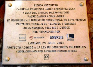Placa conmemorativa en la Catedral de Santiago de Chile