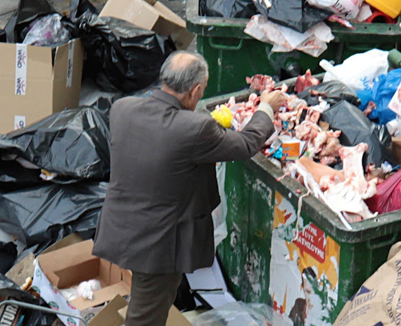 ΠΥΡΙΝΟΣ ΛΟΓΙΟΣ: Ελληνες ηθοποιοί, ψάχνουν στα σκουπίδια για φαγητό; [Βίντεο]