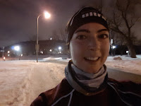 Coureuse devant le mont Royal, l'hiver, la nuit