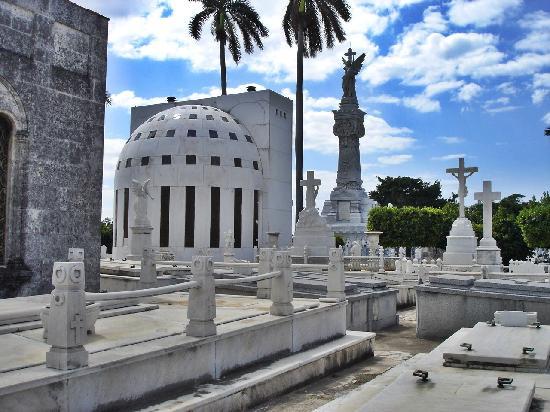 La necr polis en im genes Una mirada fotogr fica al cementerio de Col n es