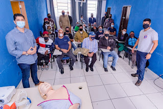 Ouvidor Leonardo Manso e instrutor Luciano Fernandes no curso básico de primeiros socorros