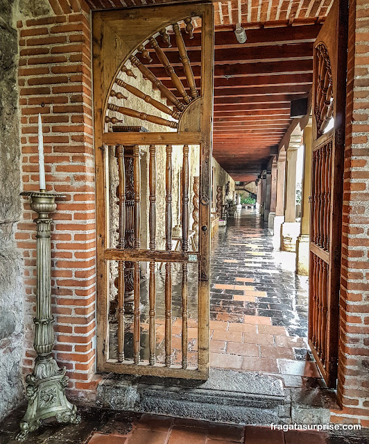 Interior do Hotel Museu Casa Santo Domingo em Antigua Guatemala