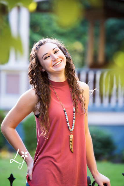 senior girl portrait, natural light, outdoors