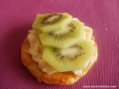 Tartaletas de hojaldre con crema pastelera y kiwi