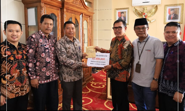 Walikota Sungai Penuh Ahmadi Zubir Serahkan Bantuan untuk 3 Masjid