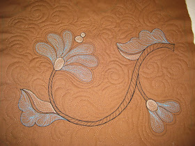 free motion quilting a flower doodle