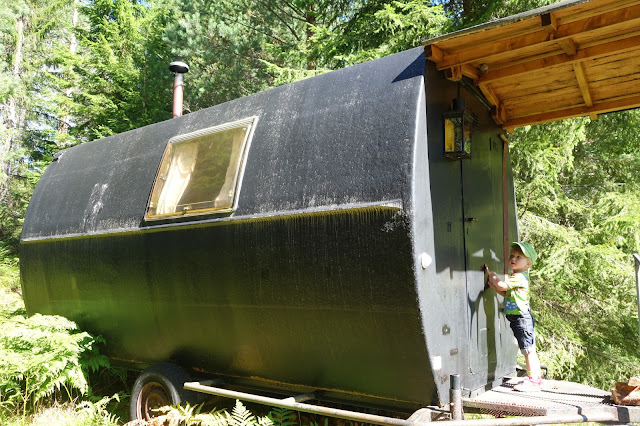 skogskoja stuga skog utflykt sol fint väder