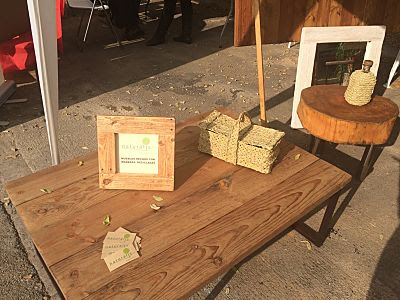 estand en tres forques con muebles de madera reciclada