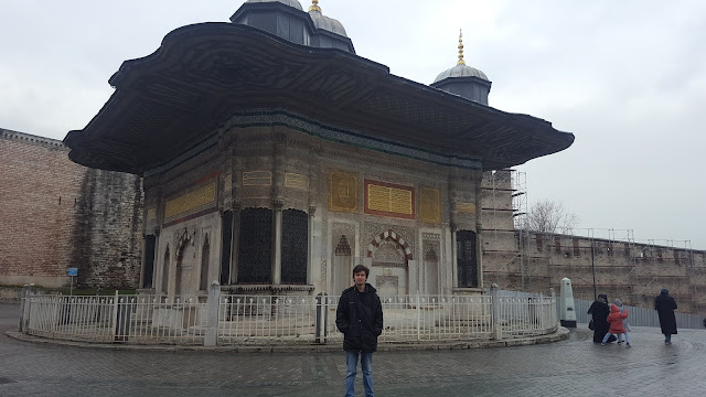 Harun İstenci'nin İstanbul Sultanahmet'de III. Ahmet Çeşmesi ziyareti.