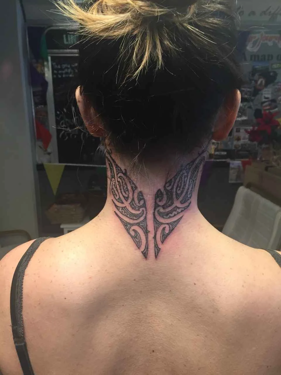 Vemos una chica con Tatuaje maori con significado en el cuello