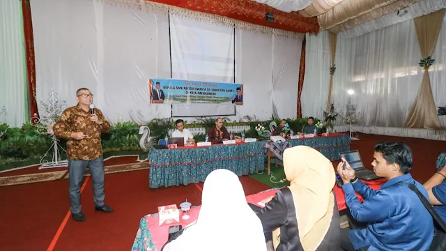 Wali Kota Riza Falepi menjadi narasumber dalam seminar "Strategi Penyaluran Tenaga Kerja Tamatan SMK