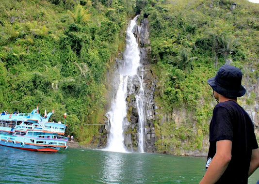 Menyegarkan Mata di Air Terjun Situmurun Binangalom