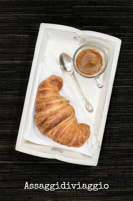 Croissants alla cannella con confettura di mele, uvetta e sciroppo d’acero