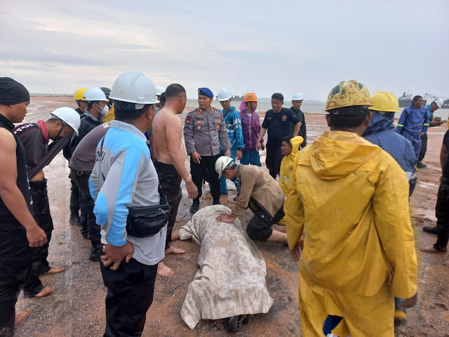 Berteduh di Pos Jaga, Satpam dan Karyawan PT MOS Terjatuh ke Laut Hingga Tewas Akibat Diterjang Angin Kencang Berteduh di Pos Jaga, Satpam dan Karyawan PT MOS Terjatuh ke Laut Hingga Tewas Akibat Diterjang Angin Kencang