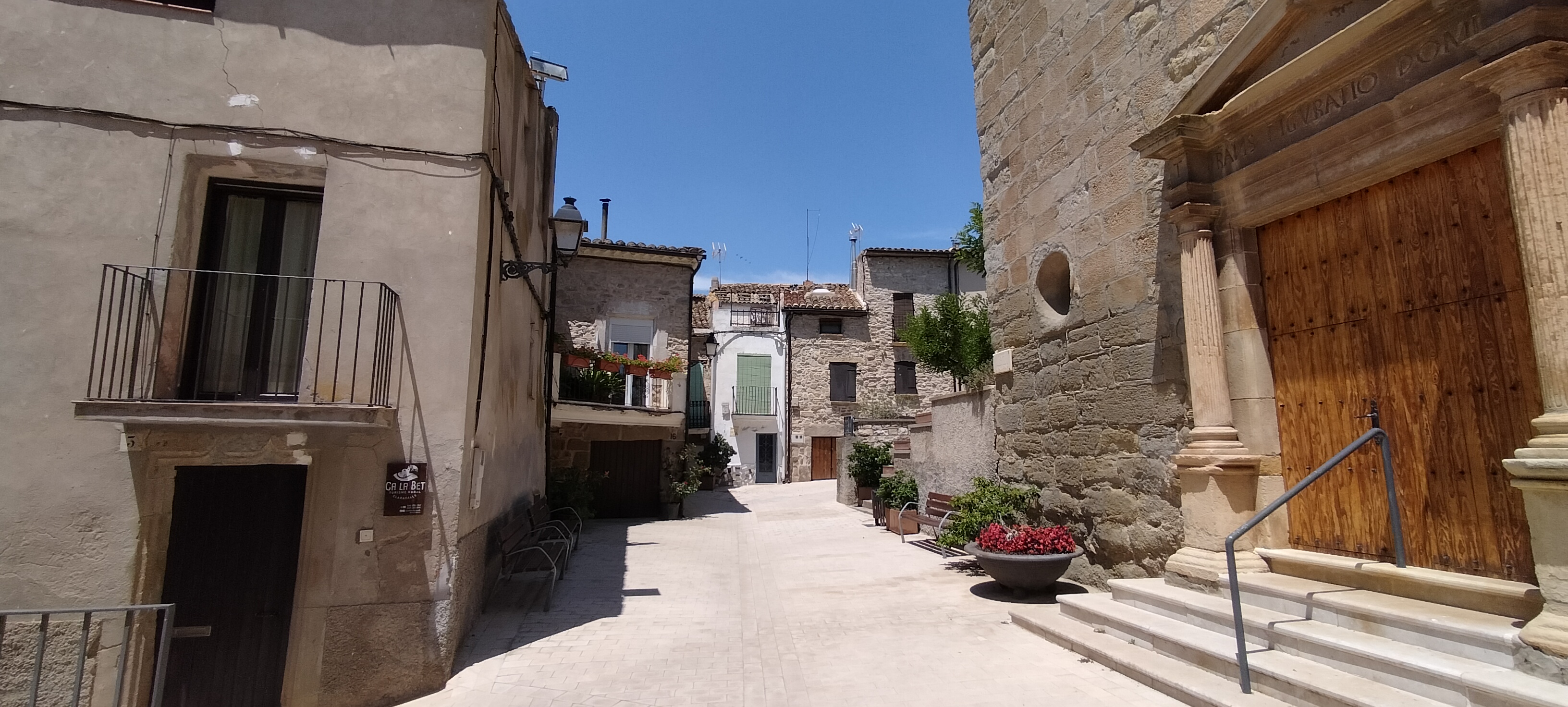 Carrer de Claravalls i façana de l'església