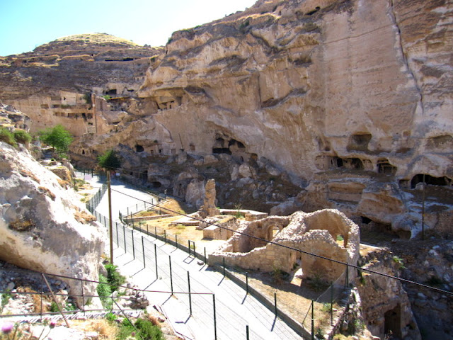 Хасанкейф (тур. Hasankeyf) — город и район в провинции Батман (Турция), на реке Тигр. Населён преимущественно курдами.  Древний город возрастом около 3 тысяч лет, имеет множество культурных слоёв разных эпохи тысячелетий. Самый древний слой, это древние жилища вырезанные в камне. Множество расположены в скалах скалистых утёсов, друг над другом, это первые прототипы многоэтажных домов. На некоторых скалах можно обнаружить десяток этажей каменных комнат и жилищ. Начиная с Римской эпохи горожане стали переходить на более современные наземные сооружения. Но даже сегодня можно найти множество семей в этой местности, которые продолжают жить как и их предки в древних жилищах внутри скал.