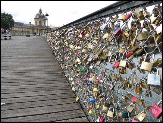 Jembatan Kunci Cinta di Paris Perancis yang romantis