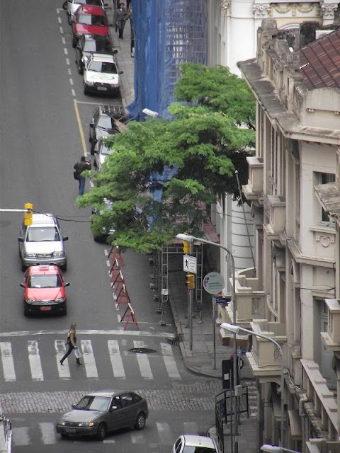 imagem aérea da Rua Caldas Júnior esquina com a Rua dos Andradas, também conhecida como Rua da Praia, no Centro Histórico de Porto Alegre