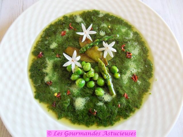 Soupe froide bourrache-guimauve, jus de cosse de petits pois et légumes de printemps (Vegan)