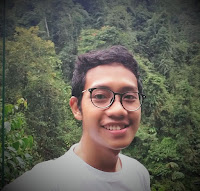 Blogger Eksis lagi selfie di hutan saat berada di atas Canopy Trail