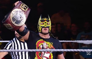 Dragon Lee con el Campeonato Norteamericano NXT.