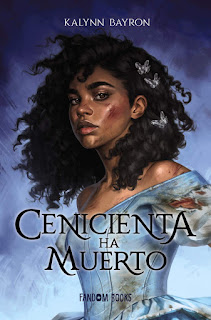 Portada de 'Cenicienta ha muerto' de Kalynn Bayron. Una joven de tez oscura, magullada y con un vestido azul, observa desafiante.